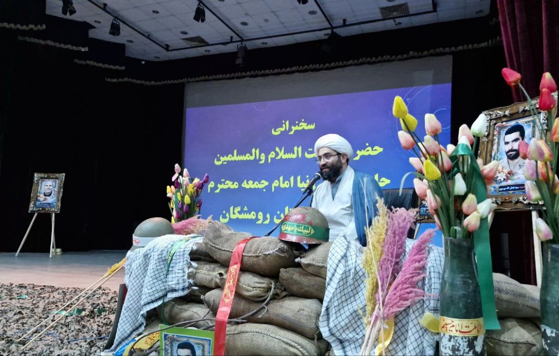 انقلاب اسلامی با رهبری امام راحل و مقام معظم رهبری در برابر جهان ایستاده است