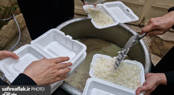 پشتیبانی بانوان پلدختری از رزمندگان با پخت افطاری