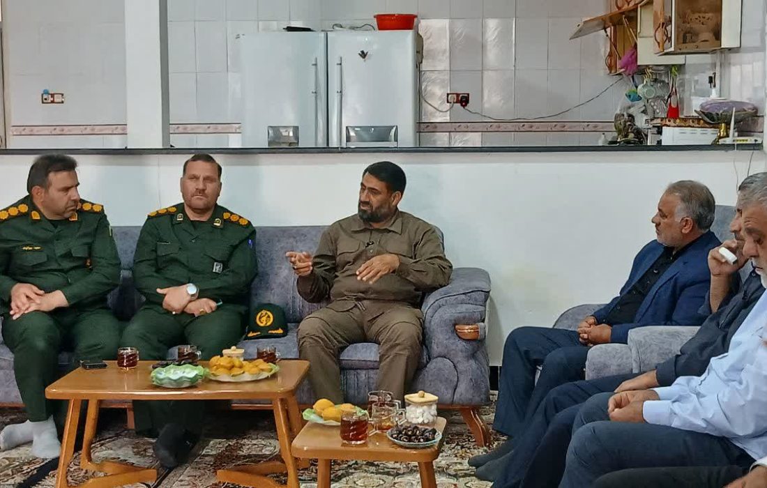 دیدار فرمانده سپاه لرستان با خانواده‌های شهدای جنگ رمضان در پلدختر