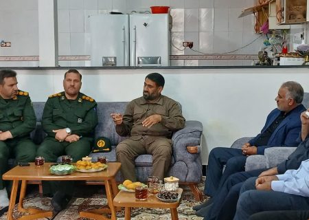 دیدار فرمانده سپاه لرستان با خانواده‌های شهدای جنگ رمضان در پلدختر