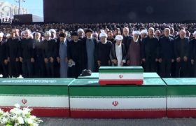 اقامه نماز ملت داغ‌دیده بر پیکر امام شهید