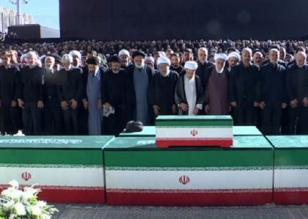 اقامه نماز ملت داغ‌دیده بر پیکر امام شهید
