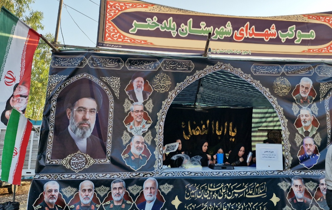 خدمت عاشقانه به زائران اربعین در گرمای ۴۵ درجه پلدختر